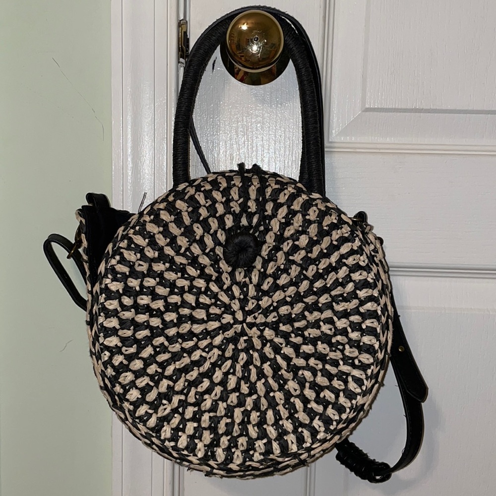 Round woven bag